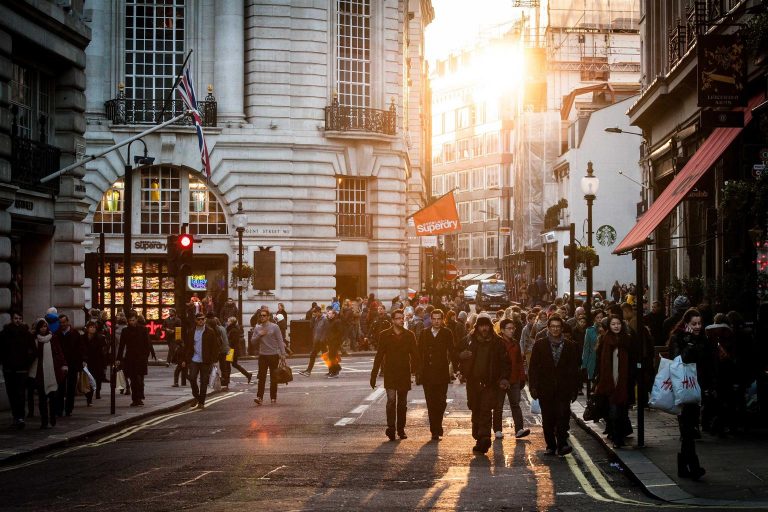 Inteligencia artificial revoluciona el primer empleo en España: ¿adiós a las ofertas junior?
