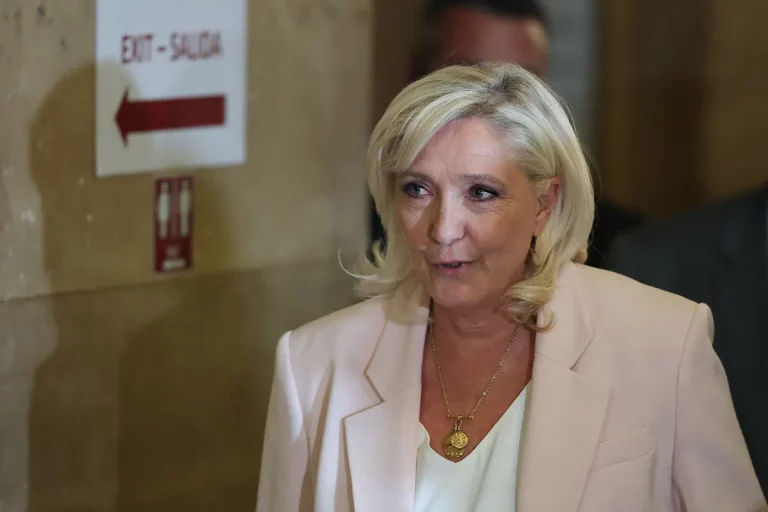 Marine Le Pen: Condena judicial y su posible candidatura a las presidenciales de 2027