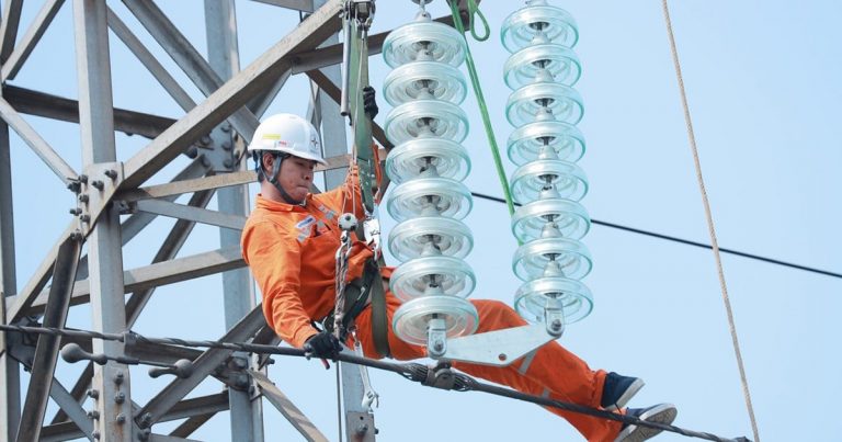 Precio luz España 2025: Subida histórica y riesgo de 'apagón'. Infórmate.