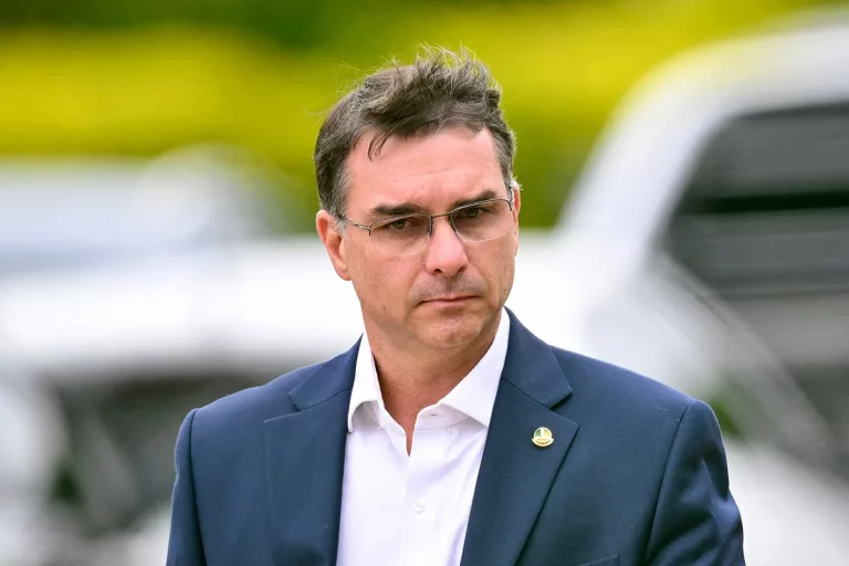 Javier Milei aterriza en Brasil: cumbre clave con la derecha y apoyo a Flavio Bolsonaro