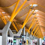 Caos en aeropuertos españoles: descubre por qué tus vuelos sufren retrasos y cancelaciones.