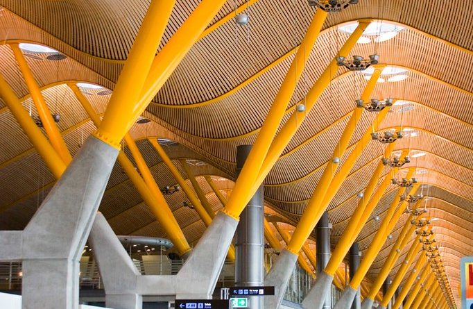 Caos en aeropuertos españoles: descubre por qué tus vuelos sufren retrasos y cancelaciones.