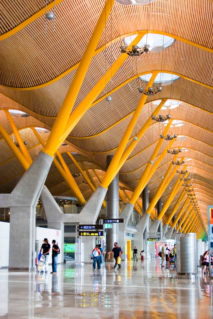 Caos en aeropuertos españoles: descubre por qué tus vuelos sufren retrasos y cancelaciones.