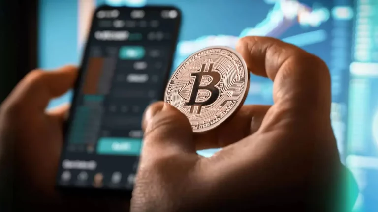 Bitcoin cae bajo 60.000 dólares: ventas masivas y salidas de ETF hunden su precio