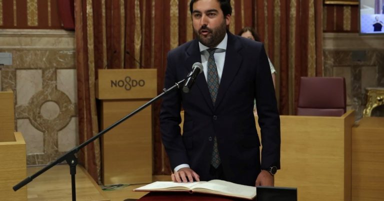 Vox se atrinchera en Sevilla: reparto de poder municipal y el nuevo concejal