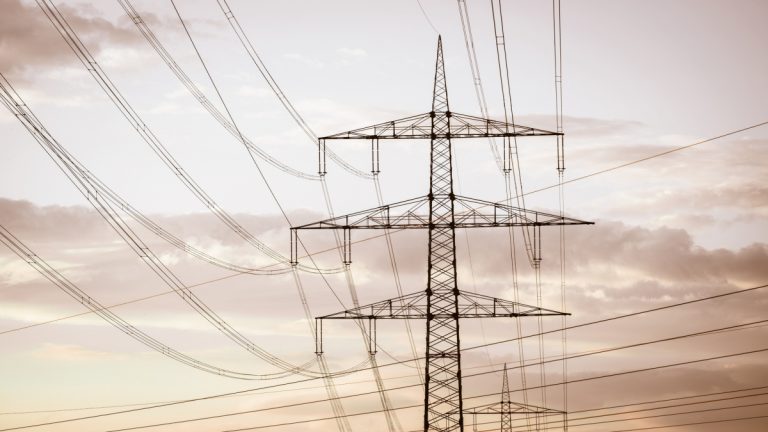 Precio luz mañana: la factura se dispara a 135€/MWh, ¿cuándo es más cara?