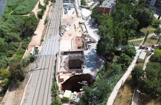 Socavón Montcada: Rodalies paralizadas, caos y desalojos en Barcelona