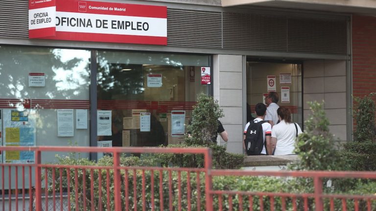 Economía España: El paro cae por debajo del 10% por primera vez desde 2008 | OKDiario