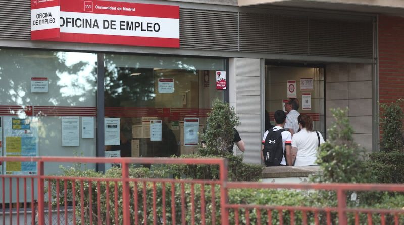 Economía España: El paro cae por debajo del 10% por primera vez desde 2008 | OKDiario