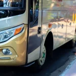 AP-7: Caos en La Pobla de Montornès por un camión de Damm volcado