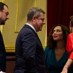 El PP lidera las encuestas frente al PSOE: la corrupción hunde a Sánchez