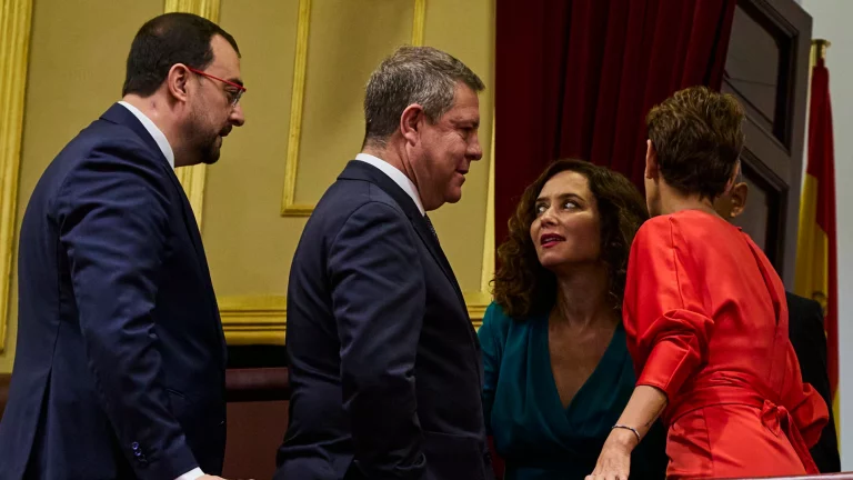 El PP lidera las encuestas frente al PSOE: la corrupción hunde a Sánchez