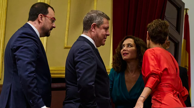 El PP lidera las encuestas frente al PSOE: la corrupción hunde a Sánchez