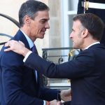 Rajoy 'racista': Francia desata su furia por un artículo y Sánchez guarda silencio en París