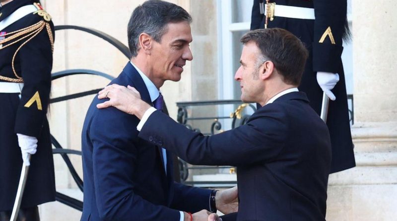 Rajoy 'racista': Francia desata su furia por un artículo y Sánchez guarda silencio en París