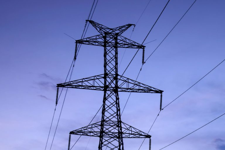 Redes eléctricas España: el límite que ahoga la transición energética
