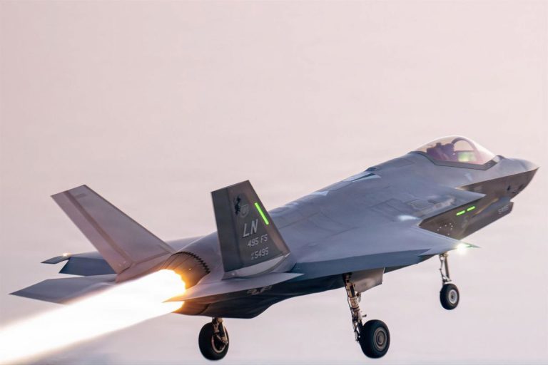 Boeing de LOT aterriza de emergencia en Milán por indisposición del comandante