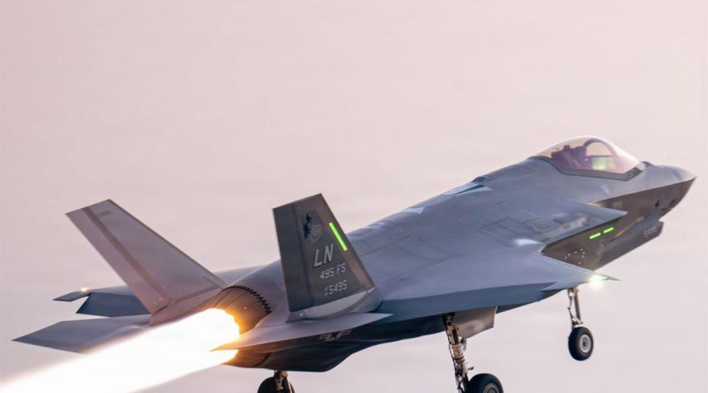 Boeing de LOT aterriza de emergencia en Milán por indisposición del comandante