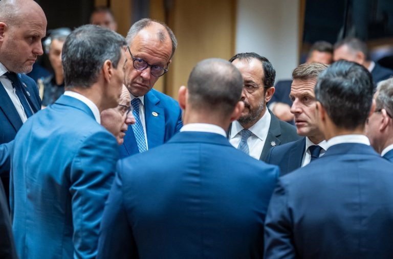 Giro radical en la UE: 19 países exigen "centros de deportación" y chocan con Sánchez