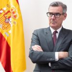 CNMV advierte sobre riesgos de comisiones y IA en inversiones