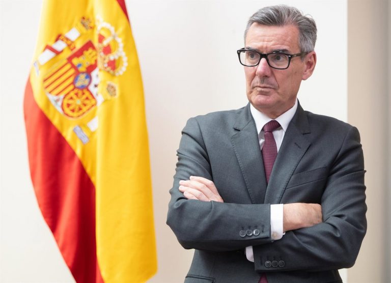 CNMV advierte sobre riesgos de comisiones y IA en inversiones