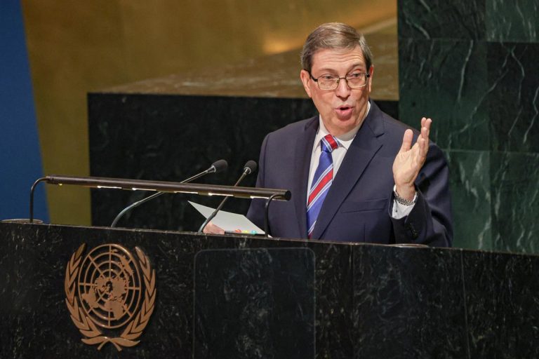 Cuba aprueba 176 reformas: Banca privada y venta de acciones para evitar el colapso total