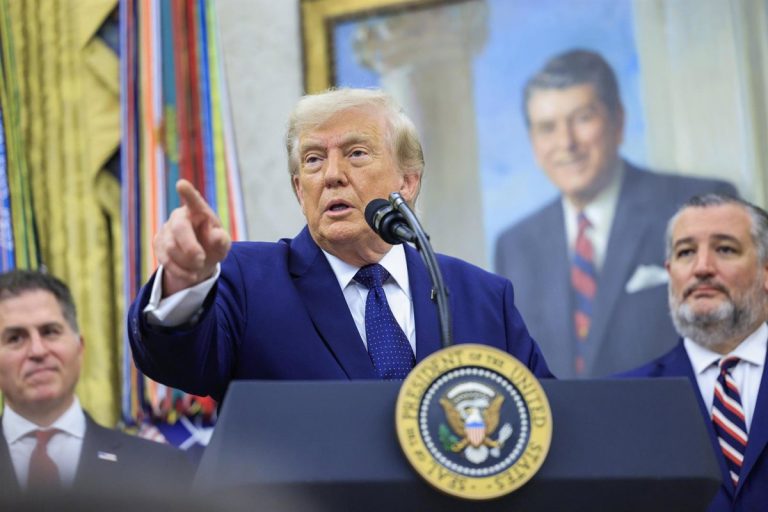 Trump ordena cortar todo el comercio con España: "Aliado terrible"