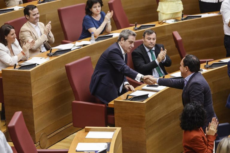 Vox logra que la 'prioridad nacional' sea ley en Valencia: adiós a las ayudas para inmigrantes