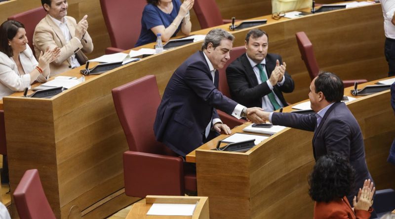 Vox logra que la 'prioridad nacional' sea ley en Valencia: adiós a las ayudas para inmigrantes