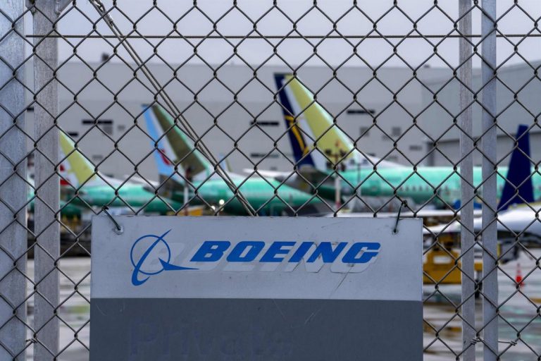 Boeing 737 MAX: La FAA alerta sobre asientos mal instalados y un riesgo 'sustancial' para la seguridad