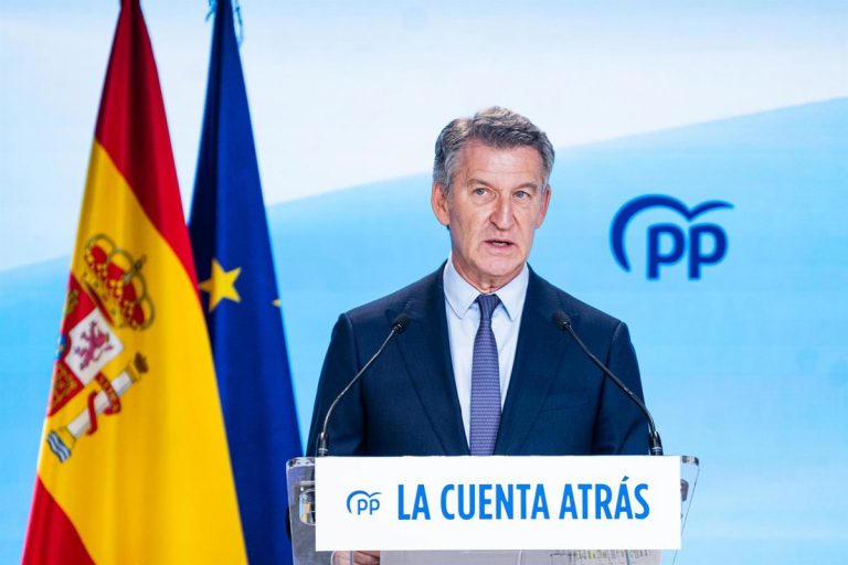 Feijóo pide unidad ante los incendios y critica la tardanza del Gobierno