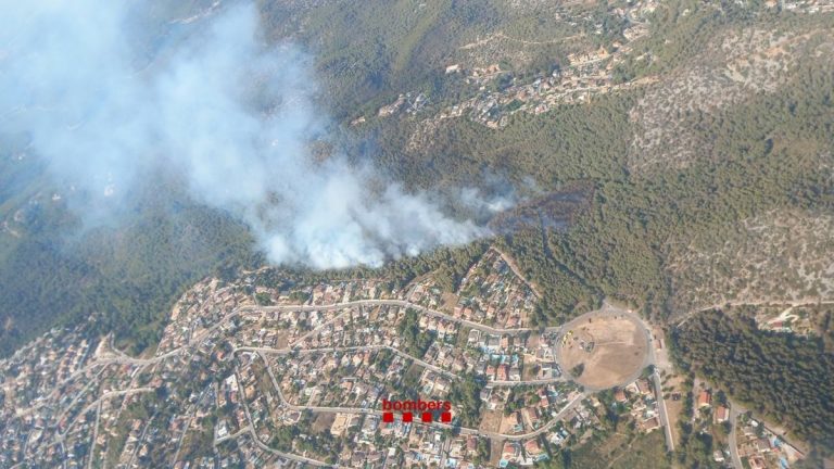 Incendio en Cubelles: 2.500 confinados y corte del AVE Madrid-Barcelona