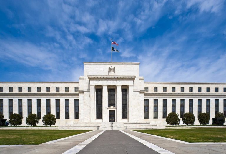 Fed mantiene tipos de interés: ¿Alivio o calma tensa en Wall Street?