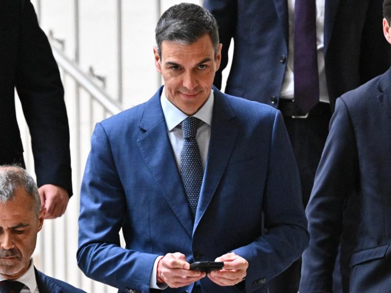 Trump amenaza a España con cortar el comercio: Sánchez responde