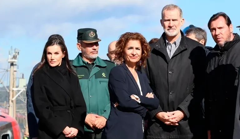 Óscar Puente ataca al Rey Felipe VI por foto con Javier Negre
