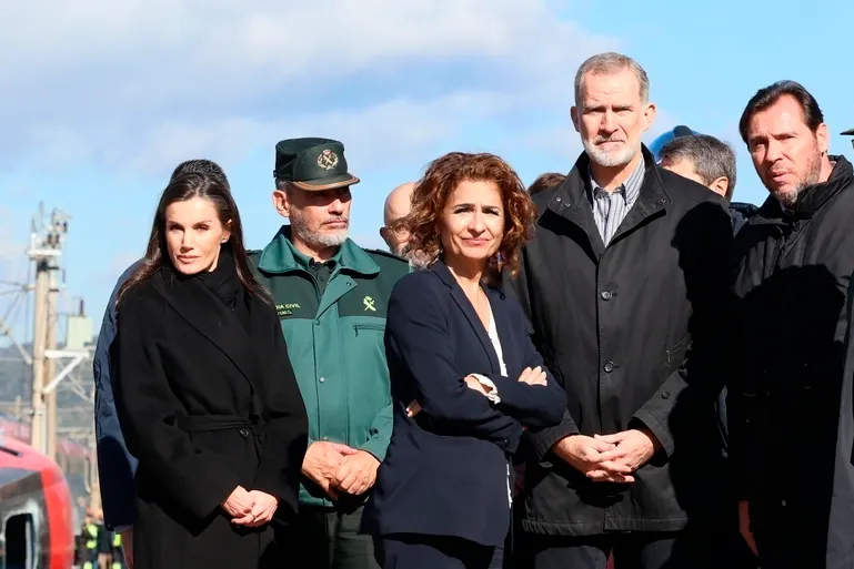 Óscar Puente ataca al Rey Felipe VI por foto con Javier Negre