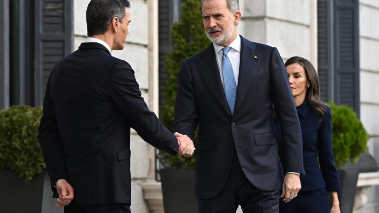 Óscar Puente tilda de "ignominia" la foto del Rey con un "agitador"