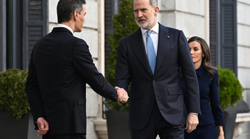 Óscar Puente tilda de "ignominia" la foto del Rey con un "agitador"