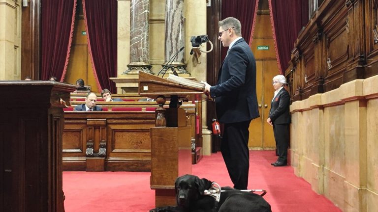 Diputado de Junts denuncia trato vejatorio en comisaría por idioma