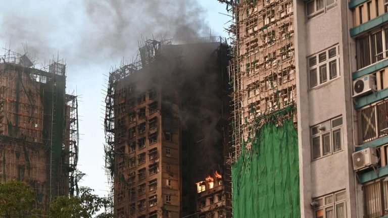 Hong Kong: El incendio de Wang Fuk Court causado por una colilla deja