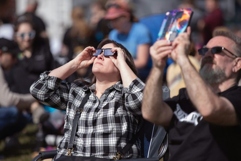 NO mires sin gafas homologadas. Riesgos y dónde conseguirlas gratis.