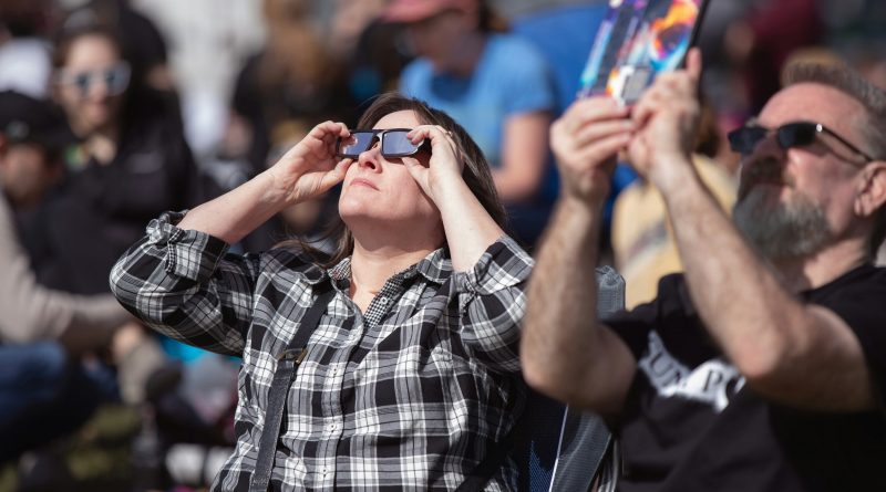 NO mires sin gafas homologadas. Riesgos y dónde conseguirlas gratis.